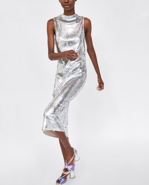 Zara lo tiene claro: las primeras invitadas año vestirán metalizados Vestidos invitada metalizados