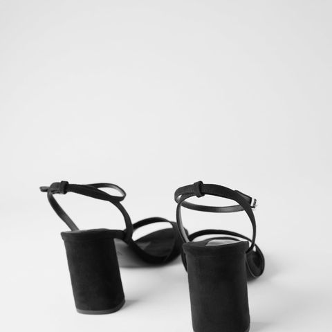 Sencillez muestra imponer Zara rebaja estas sandalias negras a menos de 16 euros