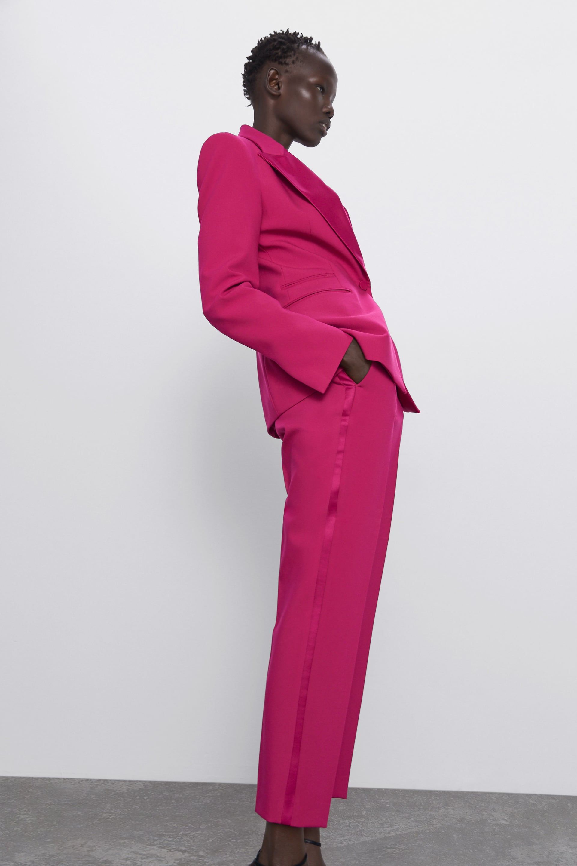 Tailleur 2020, il completo pantalone di Zara è moda in fucsia