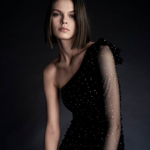 El vestido de fiesta asimétrico de Zara más viral de Nochevieja