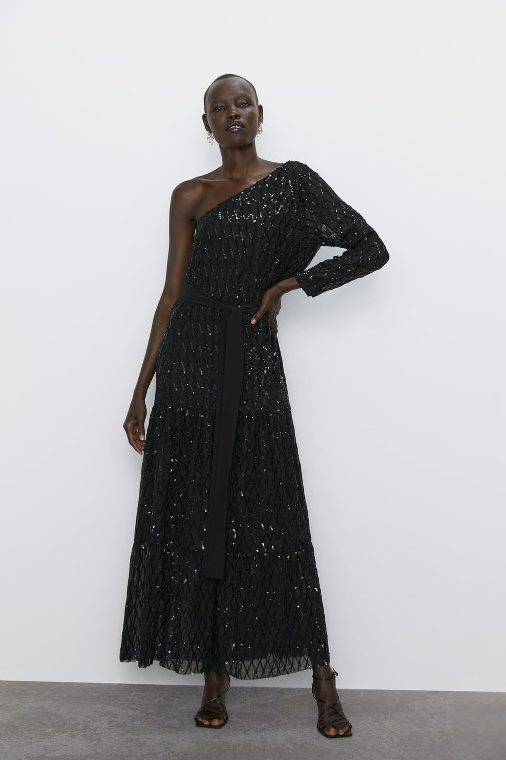 El vestido largo asimétrico negro Zara más versátil
