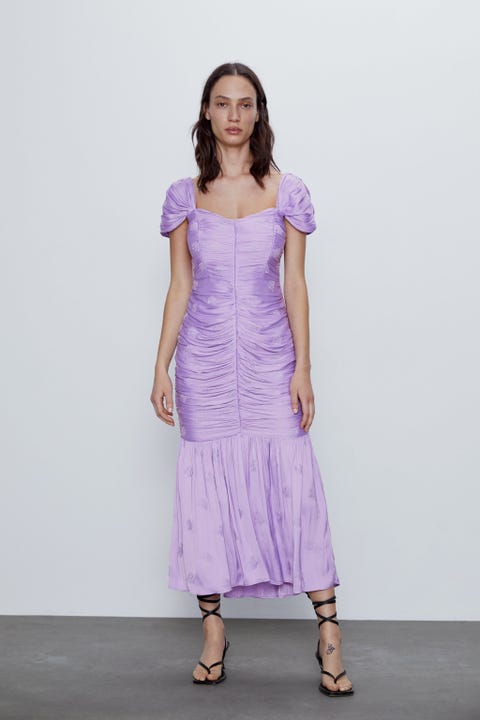 Este vestido lila de Zara es perfecto para tu 'look' de invitada Este vestido lila de Zara es perfecto para tu 'look' de invitada