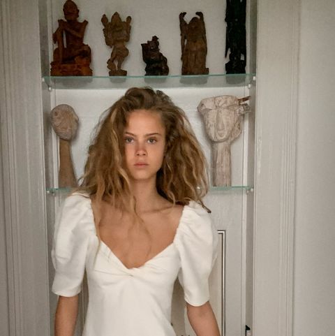 Este vestido midi blanco Zara, vuelve a tener de espera