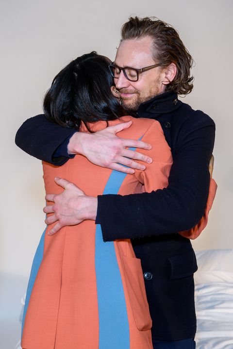 tom hiddleston and zawe ashton hugging at character breakdown book launch