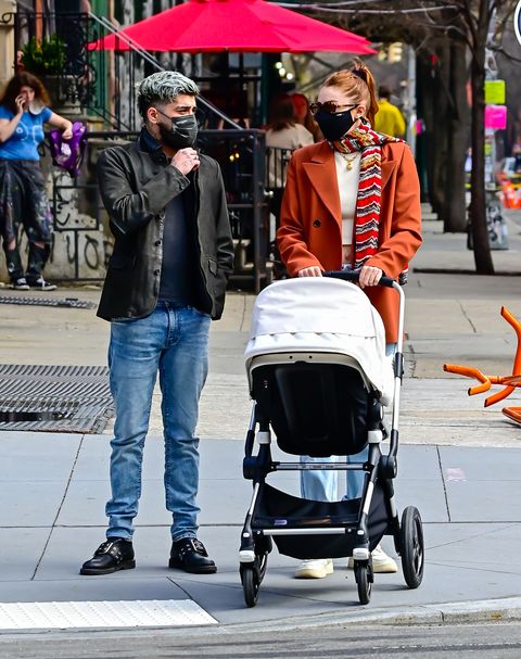 gigi hadid和贊恩推嬰兒車在紐約街頭