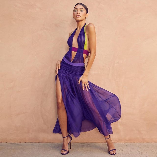 Robe violette fendue transparent