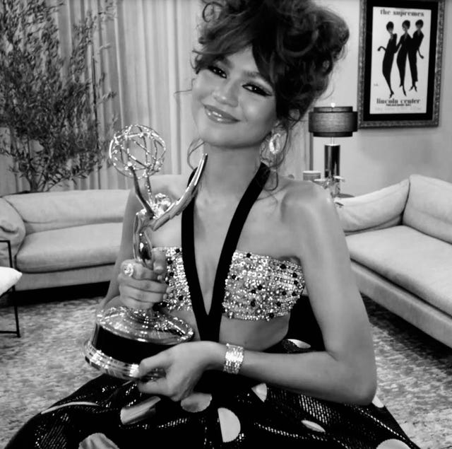 Zendaya met haar Emmy in een jurk van Armani zendaya met haar emmy in een jurk van armani