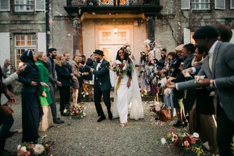 le couple au départ de leur mariage