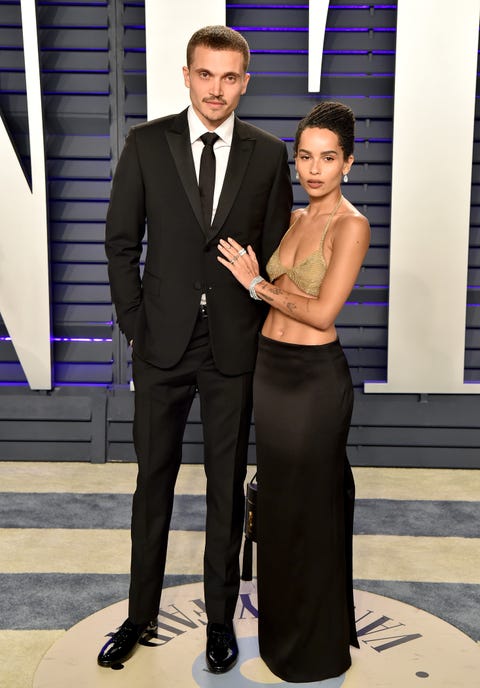 beverly hills, california 24 febbraio karl glusman e zoe kravitz partecipano al vanity fair oscar party 2019 ospitato da radhika jones al wallis annenberg center for the performing arts il 24 febbraio 2019 a beverly hills, california photo by axellebauer griffinfilmmagic