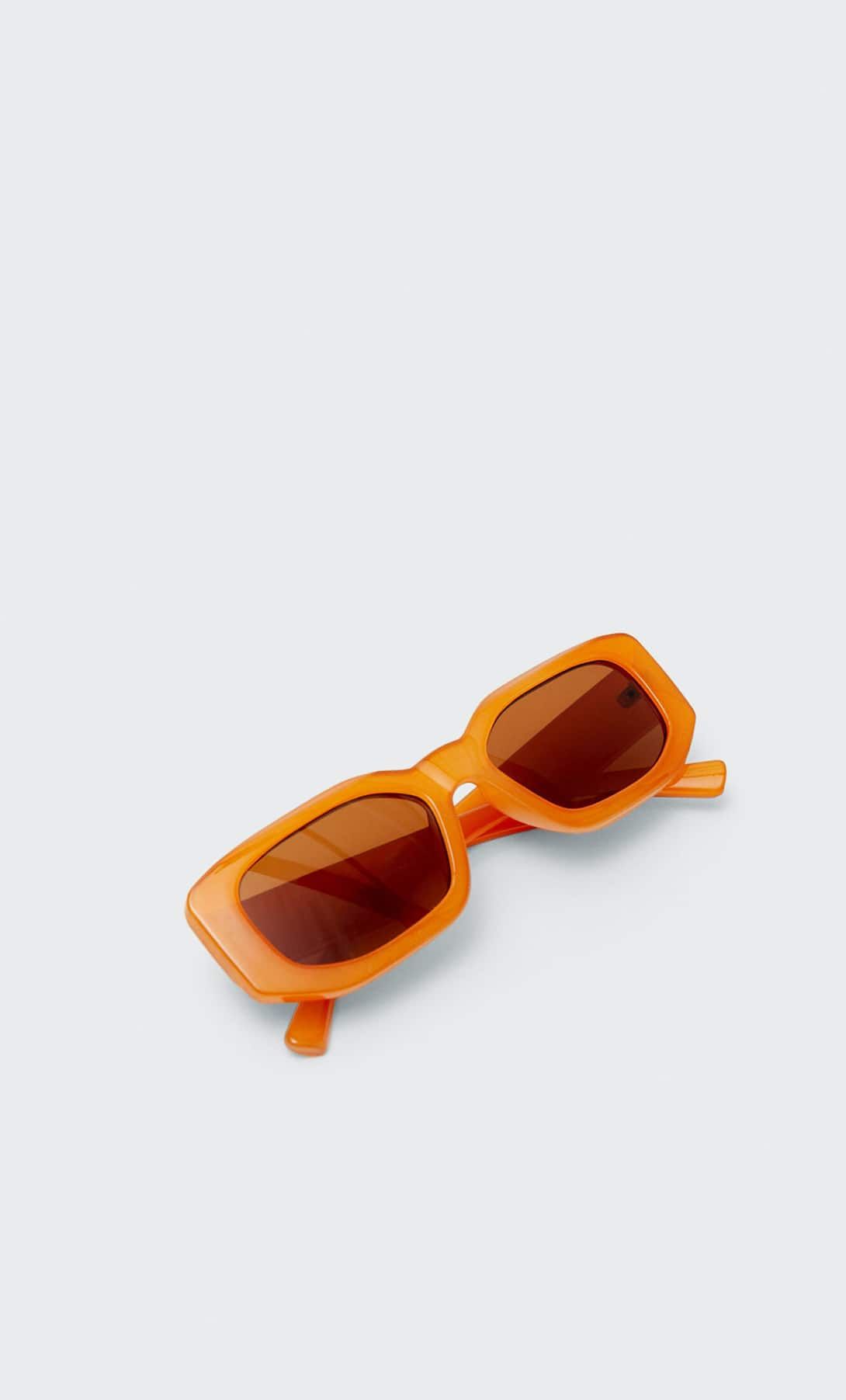 trendy zonnebrillen met gekleurde glazen