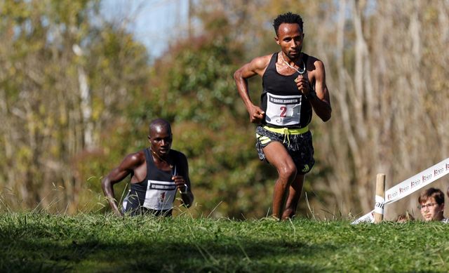 el atleta eritreo awet habte dcha y el de uganda, joel ayeko, participan en la 67ª edición del cross internacional zornotza amorebietabizkaia, prueba incluida en la categoría oro de la federación internacional de atletismo