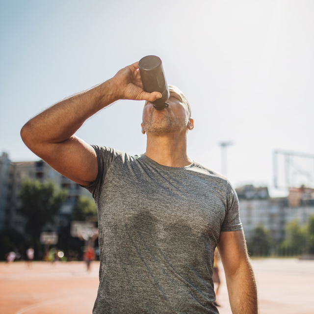 antitranspiratie deodorant man die zweet en water drinkt