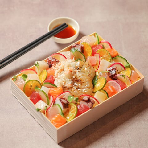 晶華:北海道干貝、大西洋鮭魚散壽司新上架!於10/1前至「晶華美食到你家」預訂,每款盒餐折200元,買10再送1 晶華:北海道干貝、大西洋鮭魚散壽司新上架!於101前至「晶華美食到你家」預訂,每款盒餐折200元,買10再送1