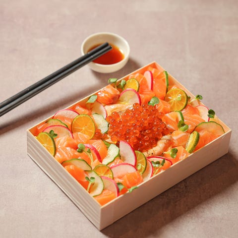 晶華:北海道干貝、大西洋鮭魚散壽司新上架!於10/1前至「晶華美食到你家」預訂,每款盒餐折200元,買10再送1 晶華:北海道干貝、大西洋鮭魚散壽司新上架!於101前至「晶華美食到你家」預訂,每款盒餐折200元,買10再送1