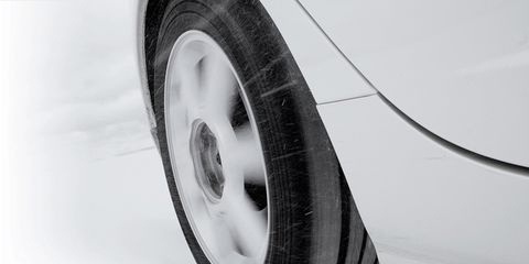 Tire, Wheel, Automotive tire, Automotive design, Automotive exterior, Alloy wheel, Rim, Automotive wheel system, Synthetic rubber, Spoke, 