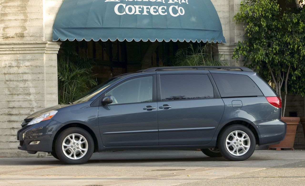 2009 Toyota Sienna XLE in Red  Dashboard center console gear shifter  view Stock Photo  Alamy