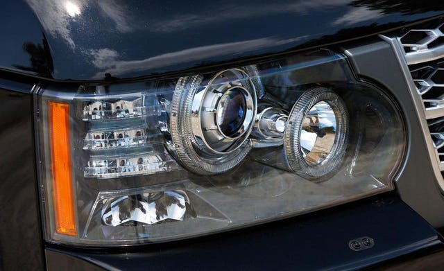 Фары range rover. Фары Рендж Ровер. Фара range Rover. Range Rover 3 фары. Фары на range Rover Vogue 2011.