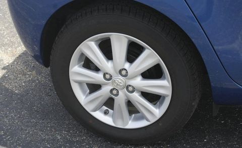 Tire, Wheel, Automotive tire, Automotive wheel system, Alloy wheel, Vehicle, Rim, Automotive exterior, Car, Spoke, 
