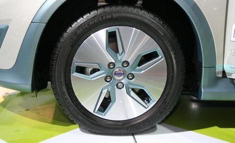 Tire, Wheel, Automotive tire, Alloy wheel, Automotive wheel system, Vehicle, Rim, Automotive exterior, Spoke, Synthetic rubber, 