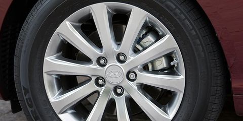Tire, Wheel, Automotive tire, Alloy wheel, Automotive wheel system, Spoke, Rim, Transport, Synthetic rubber, Automotive exterior, 