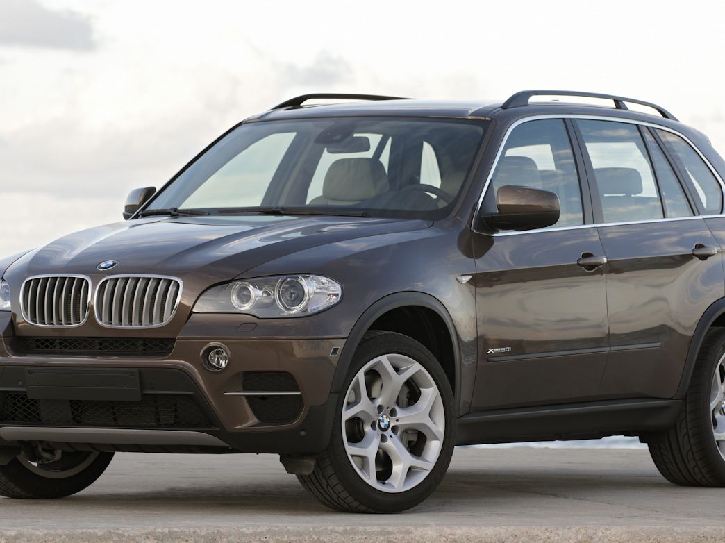 https://hips.hearstapps.com/hmg-prod/amv-prod-cad-assets/images/10q2/339152/2011-bmw-x5-xdrive35i-review-car-and-driver-photo-343172-s-original.jpg?fill=4:3&resize=1200:*