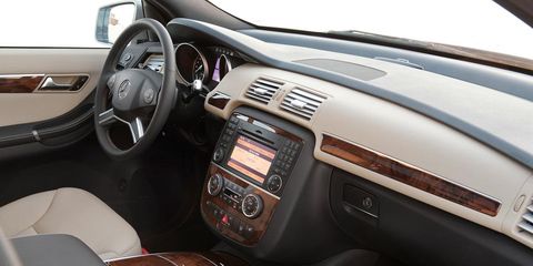 Motor vehicle, Steering part, Brown, Steering wheel, Product, Automotive design, Vehicle audio, Center console, Automotive mirror, Radio, 