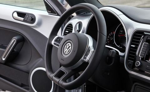 Automotive design, Mode of transport, Steering part, Steering wheel, Product, Red, White, Car, Speedometer, Black, 