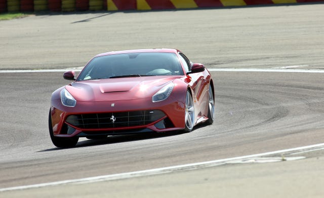 F12 Berlinetta капот