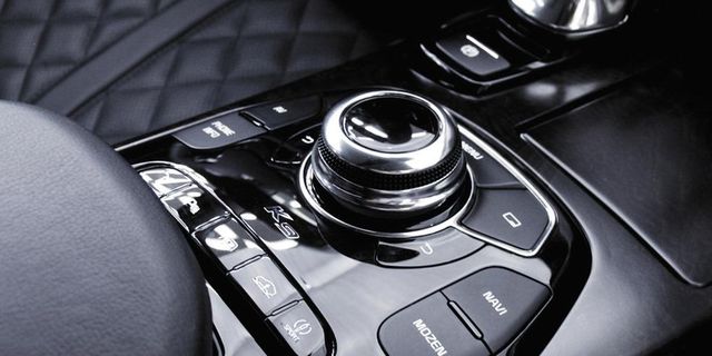 Automotive design, Center console, Personal luxury car, Luxury vehicle, Gear shift, Steering part, Sports car, Carbon, Vehicle audio, Steering wheel, 