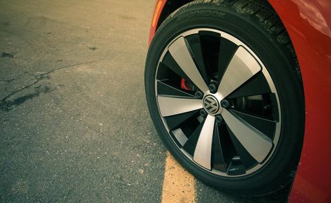 Tire, Wheel, Automotive tire, Alloy wheel, Automotive design, Automotive wheel system, Rim, Spoke, Automotive exterior, Synthetic rubber, 