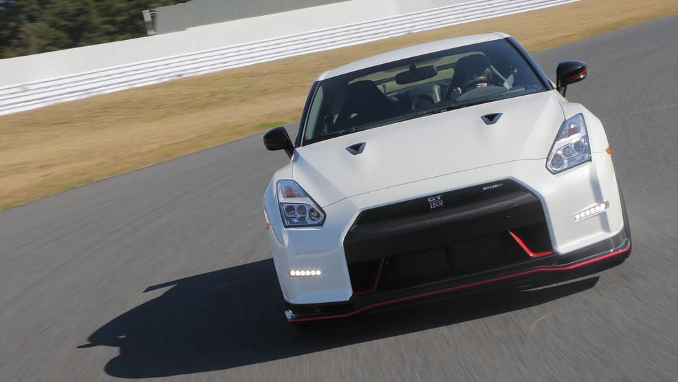 The 2020 Nissan GT-R Nismo is a 600HP Race Car You Can Drive Every Day  (In-Depth Review) 