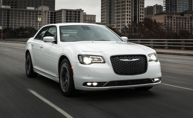 Chrysler 300c 2022 сзади