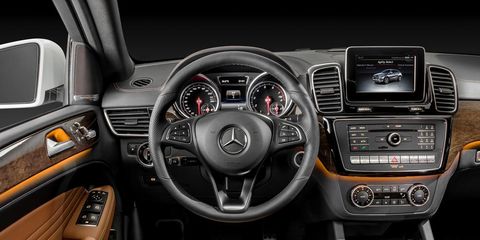 Motor vehicle, Steering part, Automotive design, Mode of transport, Product, Steering wheel, Transport, Center console, Speedometer, Textile, 