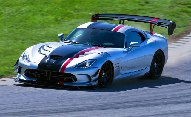 16 Dodge Viper Acr Official Photos And Info 11 News 11 Car And Driver