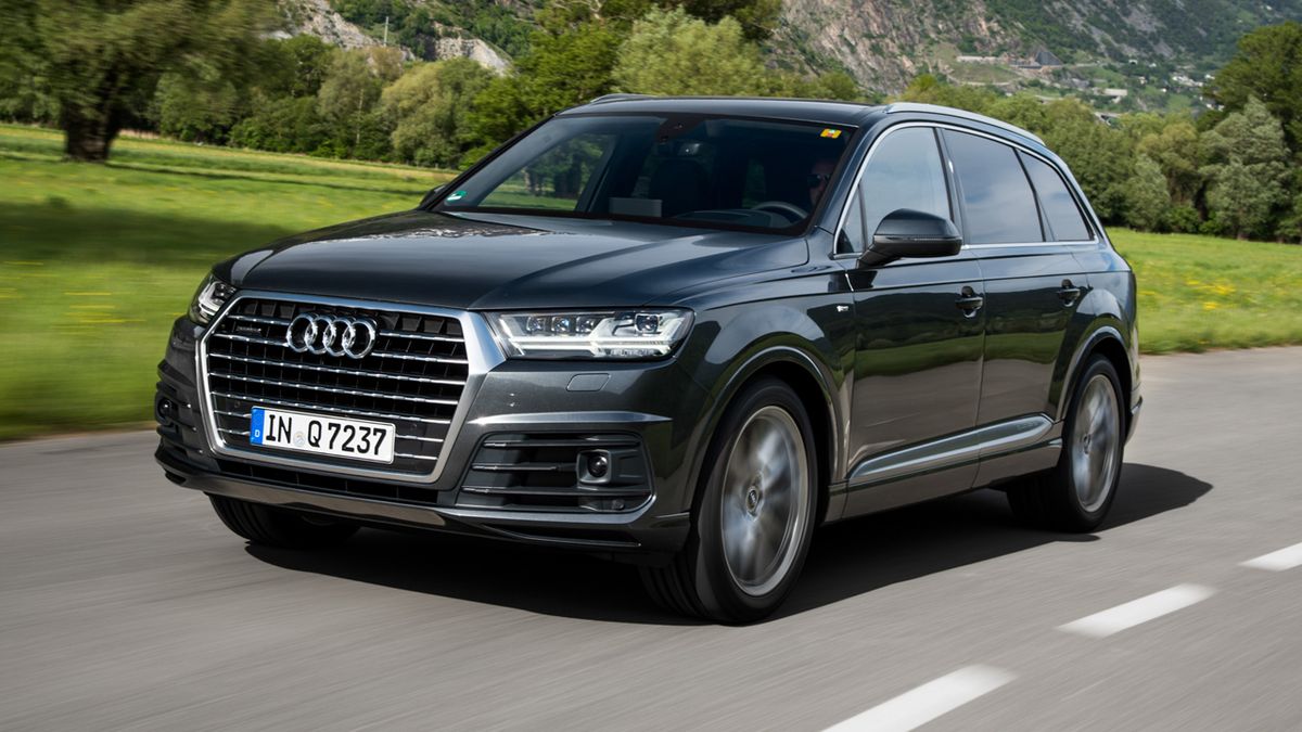 https://hips.hearstapps.com/hmg-prod/amv-prod-cad-assets/images/15q2/657948/2017-audi-q7-first-drive-review-car-and-driver-photo-658873-s-original.jpg?fill=16:9&resize=1200:*