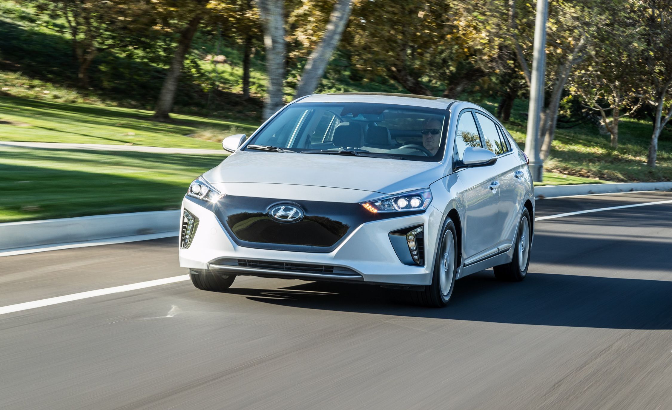 https://hips.hearstapps.com/hmg-prod/amv-prod-cad-assets/images/17q1/674167/2017-hyundai-ioniq-electric-first-drive-review-car-and-driver-photo-674683-s-original.jpg