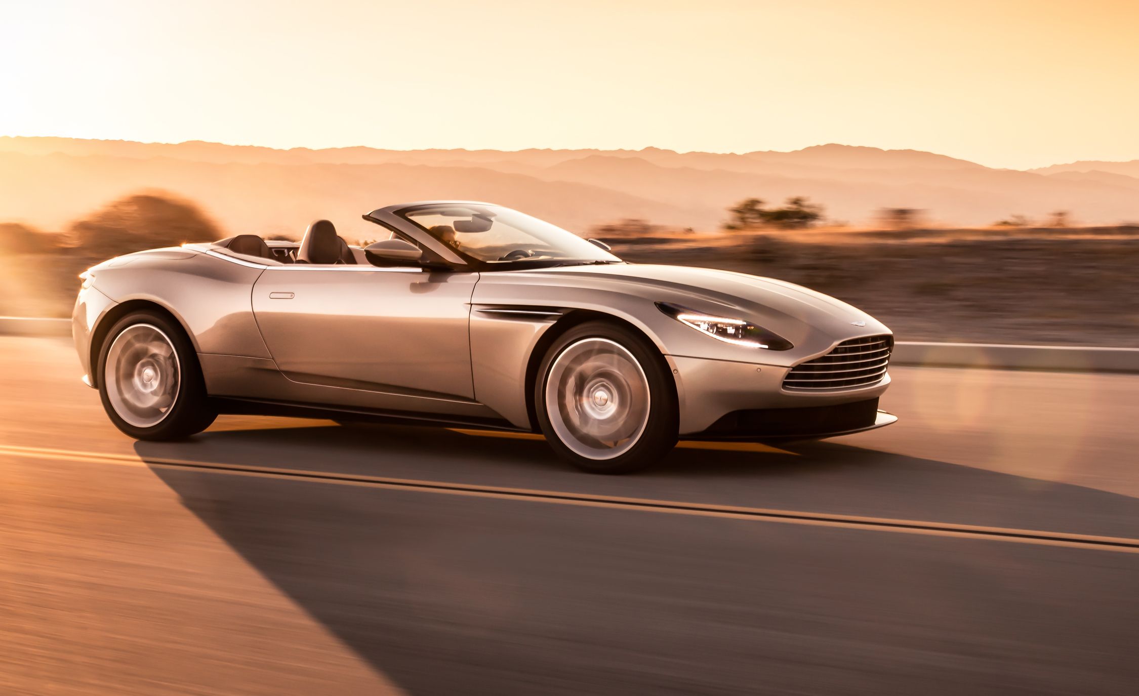 2019 Aston Martin DB11 Volante характеристики, Расход топлива, Габариты