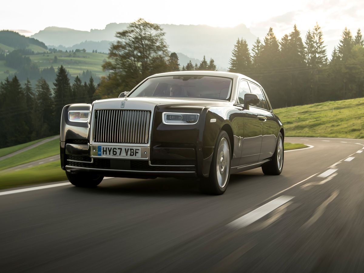 Rolls-Royce Phantom VIII luôn là biểu tượng của sự sang trọng và đẳng cấp. Hãy xem những hình ảnh của mẫu xe này để khám phá những chi tiết thượng lưu trong thiết kế nội ngoại thất của Phantom VIII.