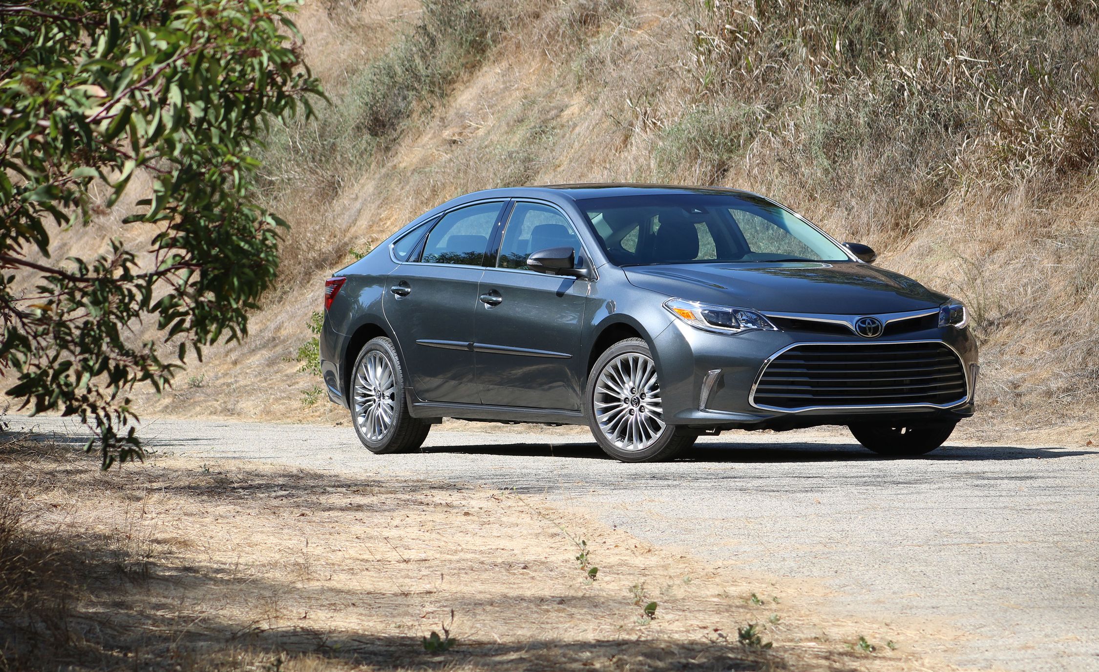 2018 Toyota Avalon Review: Relaxed-Fit Sedan