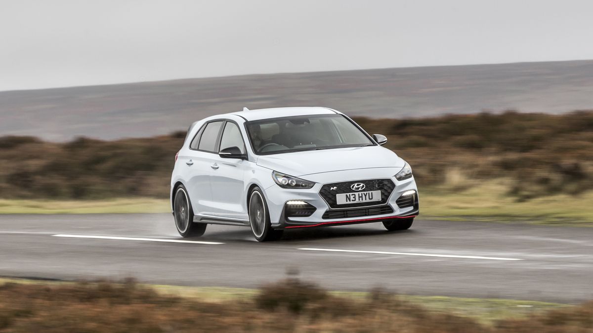 https://hips.hearstapps.com/hmg-prod/amv-prod-cad-assets/images/18q1/699327/2018-hyundai-i30-n-first-drive-review-car-and-driver-photo-701190-s-original.jpg?fill=16:9&resize=1200:*