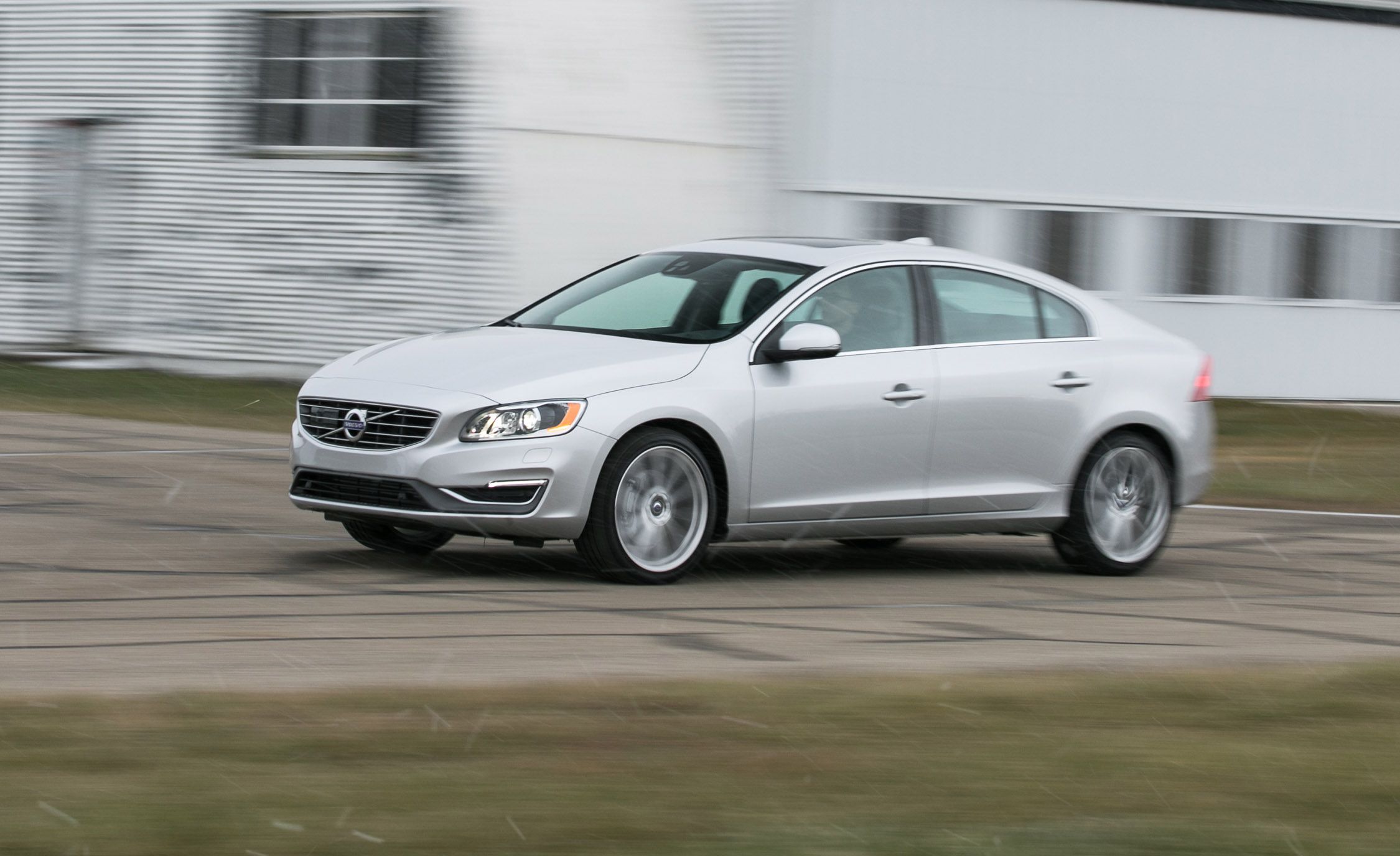 18 Volvo S60 Inscription T5 Awd Test Review Car And Driver