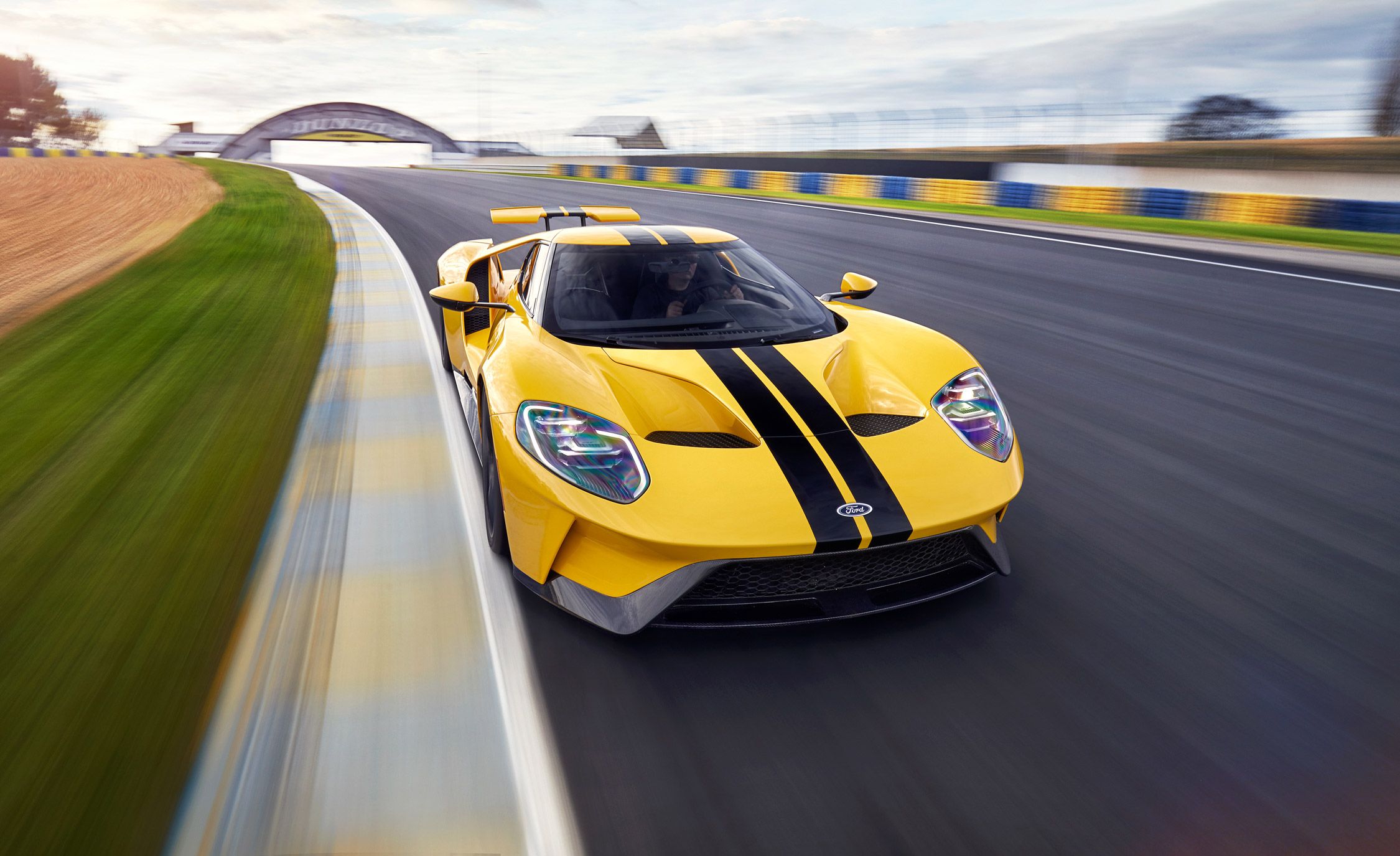 Forza Horizon - Drive fast on the Horizon Oval Circuit with four