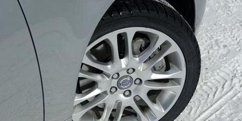 Tire, Wheel, Automotive tire, Alloy wheel, Automotive design, Automotive wheel system, Rim, Automotive exterior, Spoke, Synthetic rubber, 