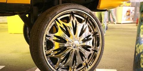 Tire, Wheel, Automotive tire, Automotive wheel system, Rim, Alloy wheel, Spoke, Automotive exterior, Synthetic rubber, Auto part, 