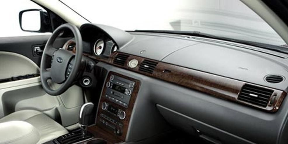 Steering part, Automotive mirror, Brown, Steering wheel, Automotive design, Center console, Vehicle audio, Car, Glass, Vehicle door, 
