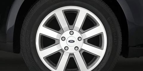 Tire, Wheel, Automotive tire, Automotive design, Alloy wheel, Automotive wheel system, Rim, Spoke, Automotive exterior, Synthetic rubber, 
