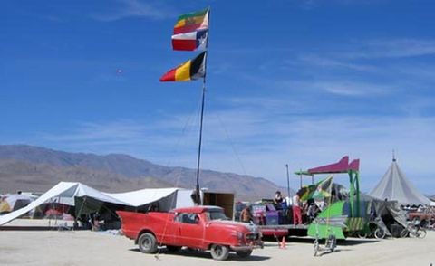 Motor vehicle, Mode of transport, Sky, Tent, Flag, Mountain range, Pole, Colorfulness, Travel, Shade, 