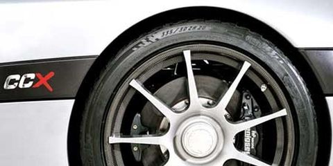 Tire, Wheel, Automotive tire, Alloy wheel, Automotive design, Automotive wheel system, Spoke, Rim, Automotive exterior, Synthetic rubber, 