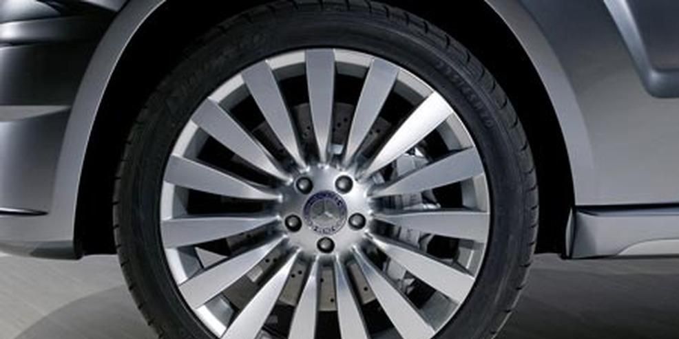 Tire, Wheel, Automotive tire, Alloy wheel, Automotive design, Automotive wheel system, Vehicle, Rim, Spoke, Automotive exterior, 