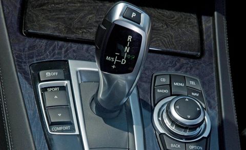 Luxury vehicle, Grey, Gear shift, Personal luxury car, Machine, Center console, Silver, Multimedia, Mercedes-benz, 